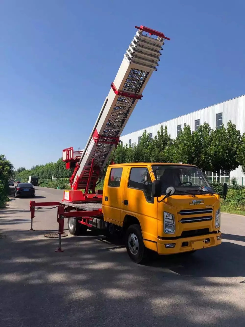 镇平附近的云梯车出租服务：轻松解决高空作业需求